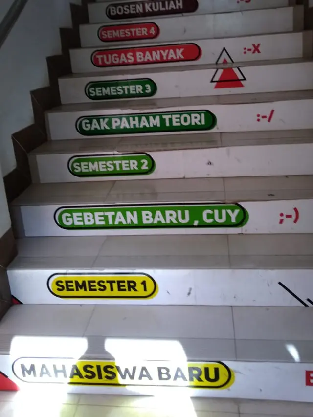 6 Tulisan di Tangga Kampus Ini Bikin Mahasiswa Senyum Nyengir