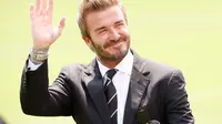 David Beckham, pemilik Inter Miami, menyapa para penggemar sebelum pertandingan Inter Miami dan Los Angeles Galaxy di DRV PNK Stadium di Fort Lauderdale, Florida, 18 April 2021. (Cliff Hawkins/Getty Images/AFP)