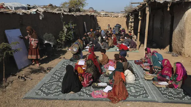 Potret Anak-Anak Pengungsi Afghanistan Bersekolah di Pakistan