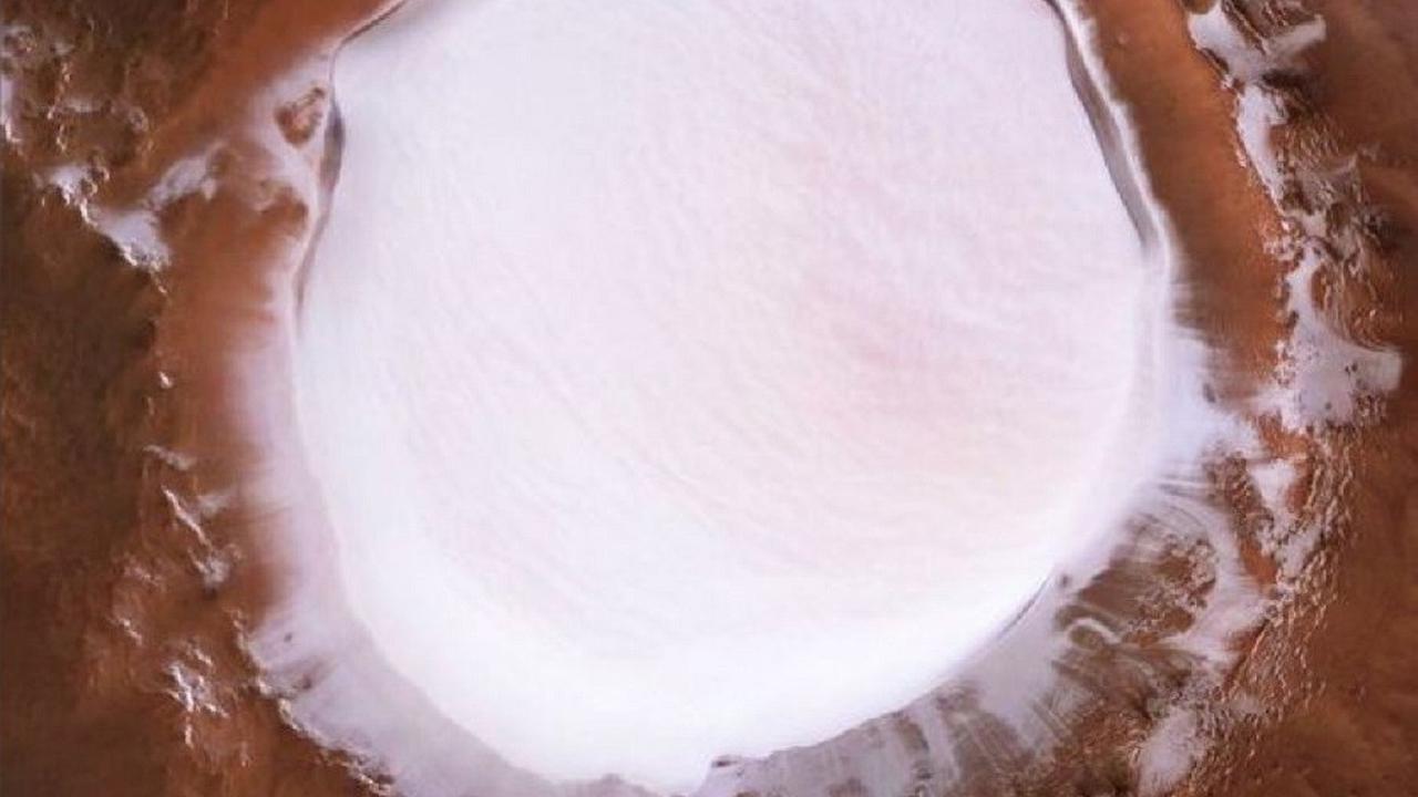 Kawah Salju di Planet Mars