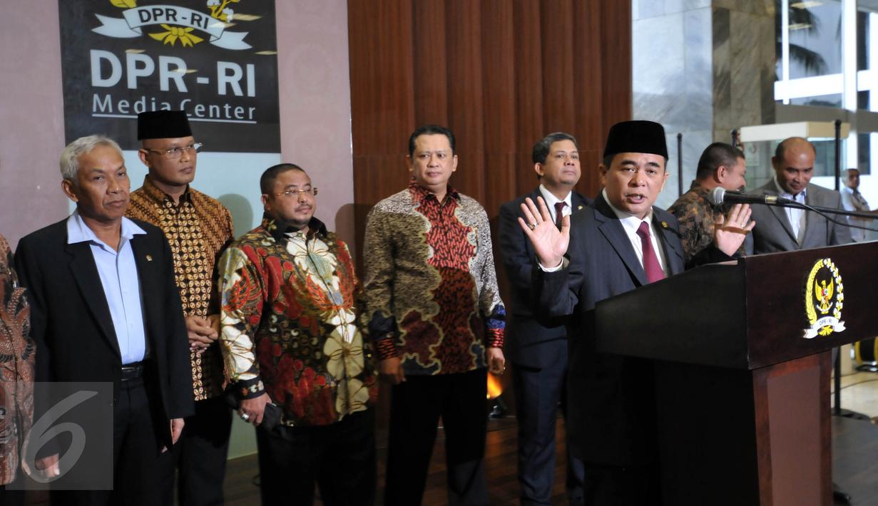 Ketua DPR, Ade Komaruddin menggelar Konferensi Pers terkait hasil Rapat Pimpinan Fraksi, Jakarta, Senin (18/1/2016). Pimpinan Fraksi sepakat mengurangi masa reses dari sebulan menjadi dua pekan untuk meningkatkan kinerja (Liputan6.com/Johan Tallo)