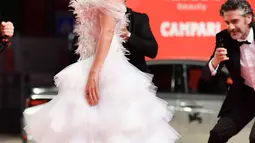Aktris Penelope Cruz berpose di karpet merah saat tiba menghadiri pemutaran film "Wasp Network" yang dipertunjukkan dalam kompetisi selama Venice Film Festival 2019 di Venice Lido, Italia (1/9/2019). Penelope Cruz tampil cantik mengenakan gaun putih di acara tersebut. (AFP Photo/Alberto Pizzoli)