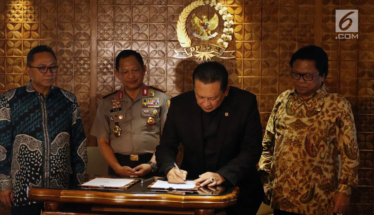 Ketua DPR Bambang Soesatyo (kedua kanan) menandatangi kerjasama antara DPR dan Kepolisian RI di Kompleks Parlemen, Senayan, Jakarta, Rabu (14/2). Penandatanganan kerjasama tersebut tentang peningkatan pengamanan di lingkungan DPR.(Liputan6.com/JohanTallo)