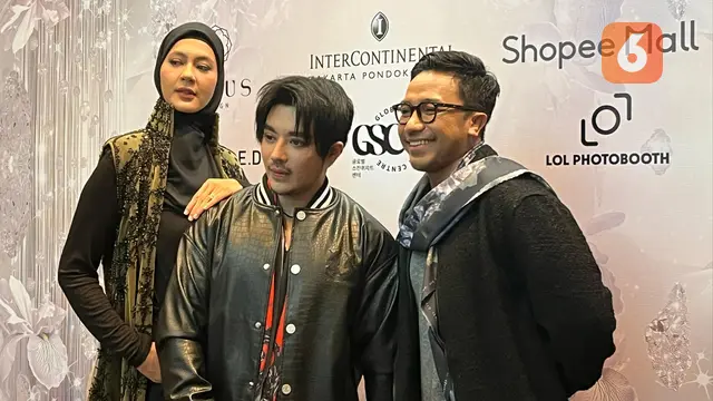 Desainer Tex Saverio Rilis Koleksi Scarf bekerja sama dengan model Paula Verhoeven dan Bubah Alfian. (Dok: Liputan6.com/dyah)