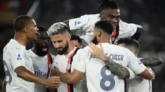 Pemain AC Milan Olivier Giroud (ketiga kiri) merayakan bersama rekan satu timnya setelah mencetak gol ke gawang AS Roma pada pertandingan sepak bola Serie A Liga Italia di Stadion Olimpiade, Roma, Italia, 1 September 2023. (Filippo MONTEFORTE/AFP)