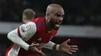 Penyerang Arsneal, Alexandre Lacazette berselebrasi usai mencetak gol menit ke 90+5 ke gawang Crystal Palace pada pertandingan lanjutan Liga Inggris di Stadion Emirates, London, Selasa (19/10/2021). Arsenal bermain imbang atas Crystal Palace 2-2. (AP Photo/Alastair Grant)