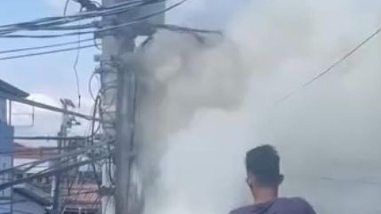 Viral Momen Pemuda Berjuang Sendirian Padamkan Api dari Kabel Tiang Listrik, Tuai Pujian