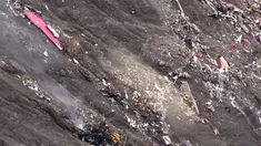Puing pesawat Germanwings terlihat menyebar di pegunungan Alpen, dekat Digne les Bains, Prancis, Selasa (24/3/2015). Diperkirakan seluruh penumpang dan kru yang berjumlah 150 orang tewas dalam kejadian ini. (AFP PHOTO /DENIS BOIS /GRIPMEDIA / AFP TV)