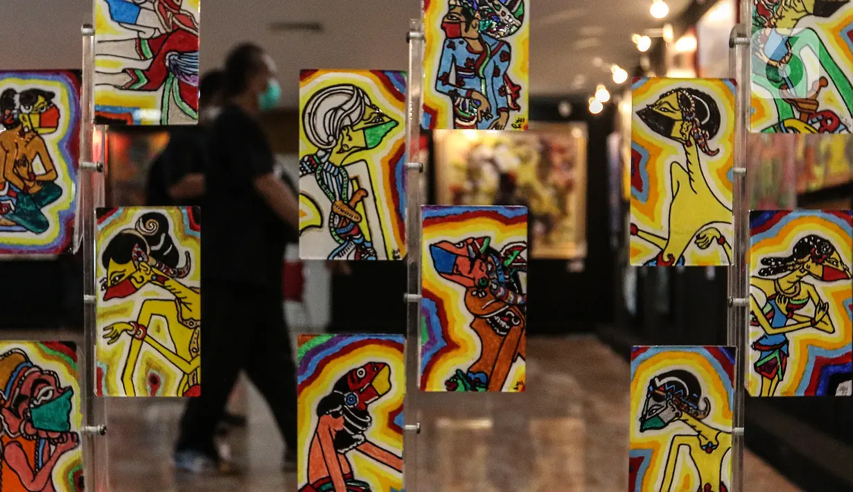 Pengunjung mengamati pameran seni rupa yang bertajuk 'Creative Freedom to Heal The Nation' di Perpustakaan Nasional, Jakarta, Kamis (15/10/2020). Pameran tersebut menceritakan refleksi kehidupan sehari-hari para seniman selama masa Pandemi COVID-19. (Liputan6.com/Johan Tallo)