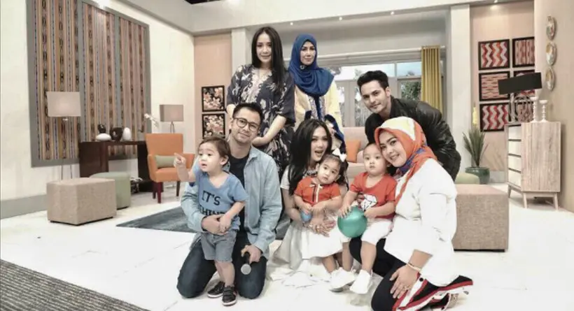 Keluarga Syahrini bersama keluarga Raffi Ahmad. (Instagram)