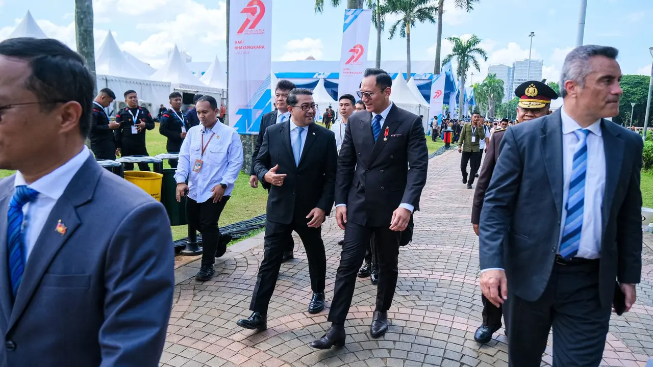 Menteri Ekonomi Kreatif (Menteri Ekraf) Teuku Riefky Harsya saat menghadiri Upacara Peringatan Hari Bhayangkara ke-79 di Monas, Jakarta.
