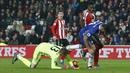 Pemain Chelsea, Diego Costa, berusaha melewati hadangan pemain Sunderland dalam laga pekan ke-16 Premier League 2016-2017 di Stadium of Lights, Rabu (14/12/2016) waktu setempat. (Reuters/Andrew Yates)