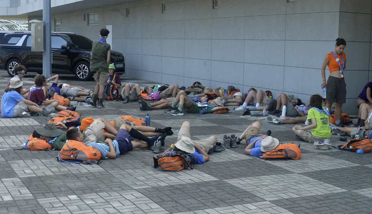 Peserta Jambore Pramuka Dunia berbaring untuk beristirahat di lokasi perkemahan pramuka di Buan, Korea Selatan, Jumat, 4 Agustus 2023. (Kim-yeol/Newsis via AP)