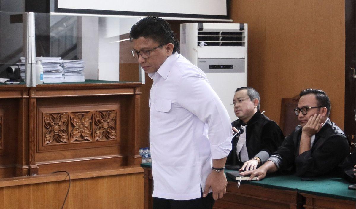 Untuk Ferdy Sambo, dari vonis pidana mati menjadi penjara seumur hidup.