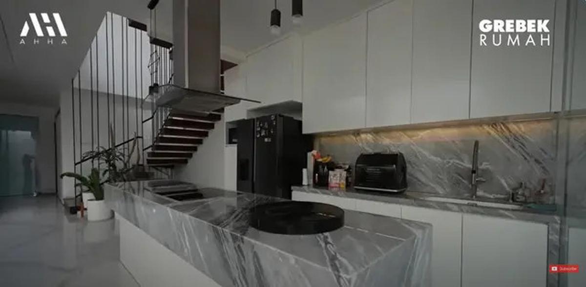 5 Potret Dapur Raditya Dika yang Estetik dengan Warna Abu, Sebut Pernah Alami Kejadian Mistis