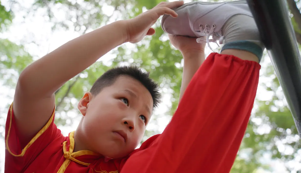 Seorang anak laki-laki mempelajari seni bela diri selama liburan musim panas di Shahe, Provinsi Hebei, China utara, pada 9 Agustus 2020. (Xinhua/Mou Yu)