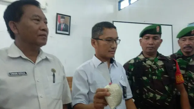 Beras yang diduga palsu saat diklarifikasi oknum anggota TNIdi kantor BPOM Kendari, Rabu (8/1/2020).(Liputan6.com/Ahmad Akbar Fua)