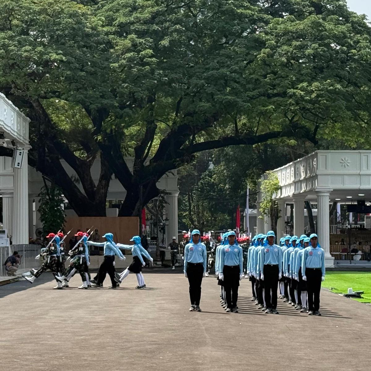 Paskibraka Gladi Kotor di Istana
