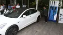 Pemilik mobil listrik melakukan pengisian daya listrik di SPLU di Jakarta, Rabu (29/10/2019). PLN secara serentak meresmikan SPKLU yang tersebar di empat kota, yakni Tangerang, Bali Selatan, Jakarta, dan Bandung dengan tarif sekitar Rp 1640/k. (Liputan6.com/Angga Yuniar)