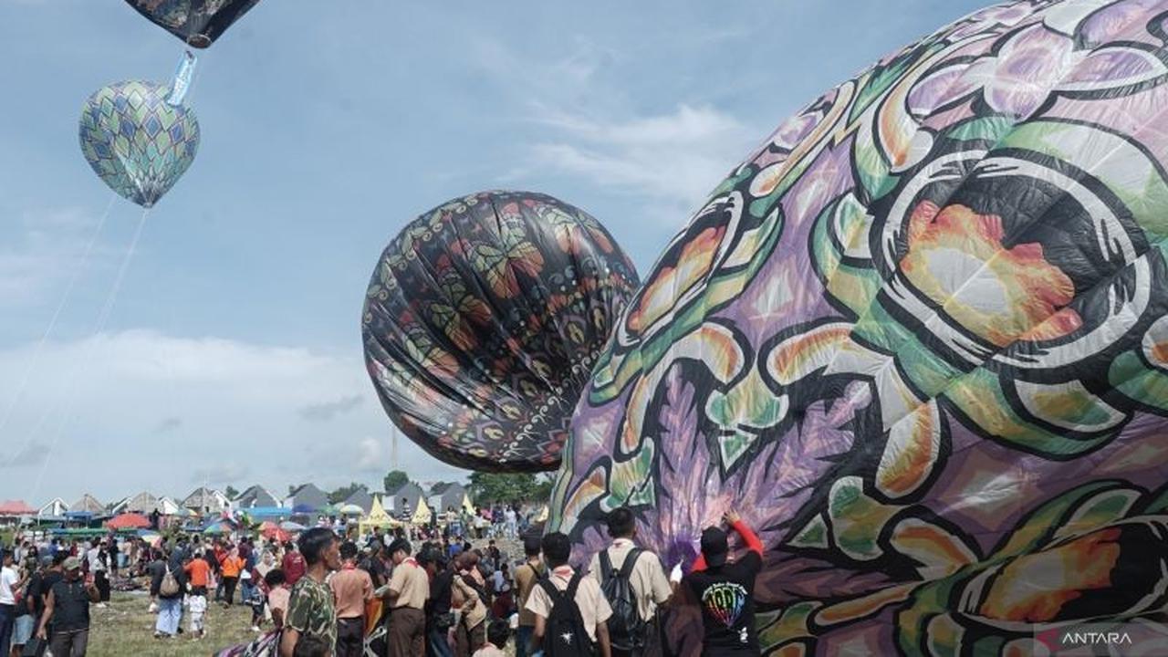 Ribuan Warga Padati Lapangan, Semarakkan Parade Balon Udara Tulungagung
