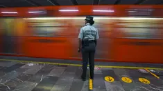 Seorang anggota Garda Nasional Meksiko berjaga di stasiun kereta bawah tanah kota di Mexico City, Kamis (12/1/2023). Wali Kota Mexico City mengatakan lebih dari 6 ribu petugas Garda Nasional akan ditempatkan di sistem kereta bawah tanah kota setelah serangkaian kecelakaan yang menurut para pejabat bisa jadi karena sabotase. (AP Photo/Fernando Llano)