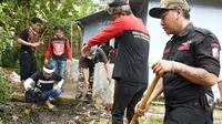 Begini Jadinya Kalau Preman Bersih-Bersih Masjid Bareng Bupati