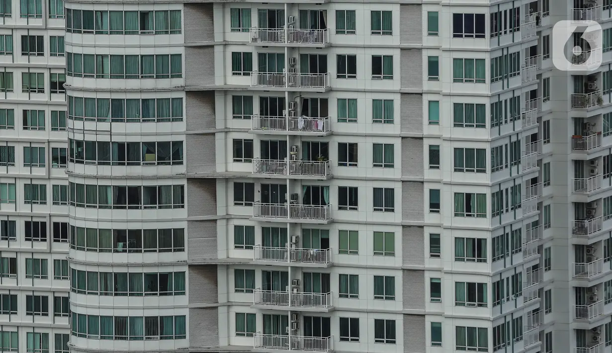 Salah satu gedung bertingkat di Jakarta, Minggu (28/11/2021). Tren penduduk yang tinggal di perkotaan diproyeksikan terus mengalami peningkatan hingga 70 persen dari jumlah penduduk pada 2045 sedangkan penduduk di perdesaan akan terus menurun di level 30 persen. (Liputan6.com/Johan Tallo)