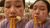 Bikin Heboh, Selebgram Makan Mi Instan dengan Lalapan Stroberi Seharga Rp1,2 Juta