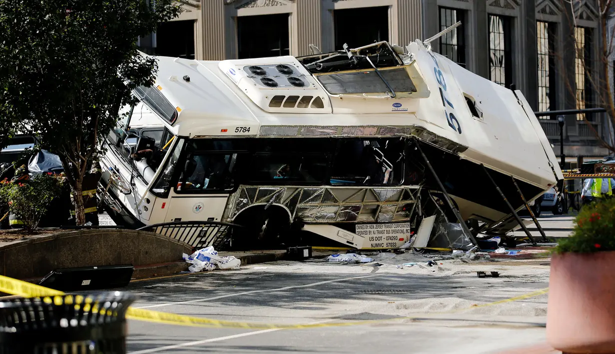 Dua bus New Jersey Transit terlibat dalam tabrakan maut yang menewaskan seorang pengemudi di Newark, New Jersey (19/08) waktu setempat. Sembilan belas  penumpang dirawat di rumah sakit, termasuk 7 dalam kondisi kritis. (REUTERS/Eduardo Munoz)