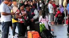  Liputan6.com, Jakarta - PT Kereta Api Indonesia (KAI) menyatakan tiket kereta jarak pendek dan menengah pada musim libur Natal dan tahun baru masih tersedia. Namun untuk kereta jarak jauh, tiketnya telah habis terjual sejak jauh-jauh hari.