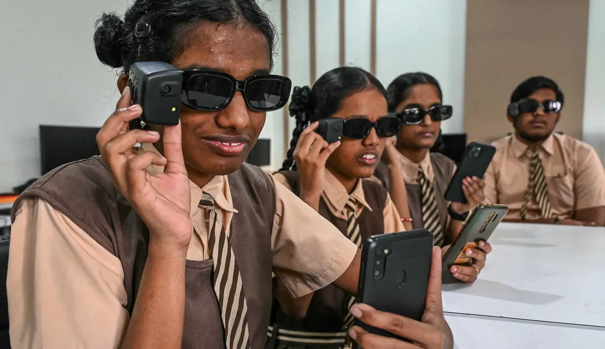 Kacamata AI akan membantu para disabilitas netra lebih mandiri dalam melakukan aktivitas sehari-hari. (NOAH SEELAM/AFP)