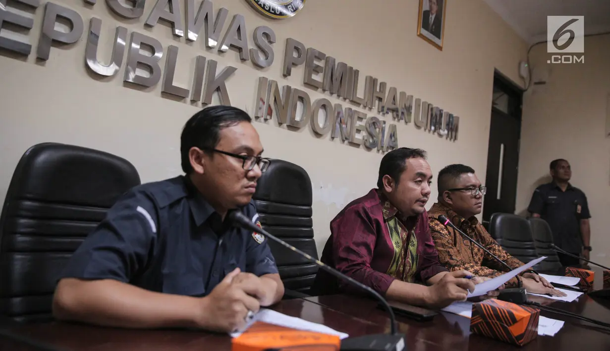 Anggota Bawaslu Muchamad Afifudin memberi keterangan pers di kantor Bawaslu, Jakarta, Selasa (17/10). Menurut Afif, waktu pembukaan pendaftaran yang tidak dibuka tepat pada waktunya menjadi temuan yang didapati pihaknya. (Liputan6.com/Faizal Fanani)