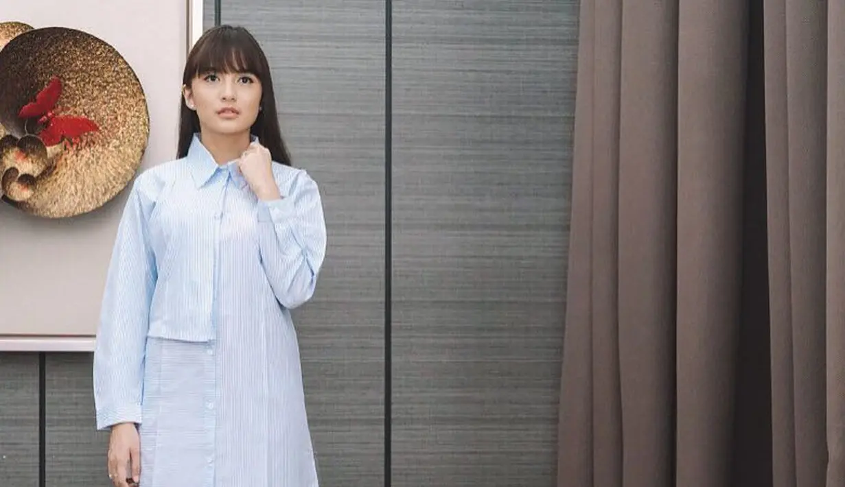 Sudah memiliki satu orang anak, Chelsea Olivia masih terlihat seperti anak muda. Jauh dari kesan ibu-ibu, justru gaya berbusana Chelsea masih pantas ditiru oleh anak-anak remaja yang kekinian. (Instagram/chelseaoliviaa)