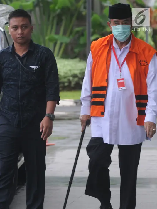 Bupati Bandung Barat Abubakar mengenakan masker dan tongkat berjalan saat tiba di gedung KPK, Jakarta, Selasa (24/4). Abubakar diperiksa perdana pasca penahanan oleh KPK. (Merdeka.com/Dwi Narwoko)
