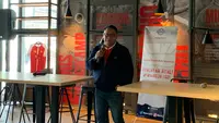 Calon Ketua Umum PSSI Fary Djemy Francis saat menyampaikan pidato visi misinya dalam acara Kaukus Sepak Bola Nasional Nyalakan Nyali Membangun PSSI yang dihelat di My Ten Cafe, Senayan Park, Jakarta pada Senin (13/2/2023). (Liputan6.com/Melinda Indrasari)