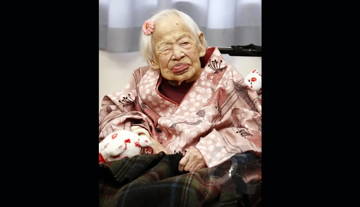 Di hari bahagianya tersebut, Misao tampak sangat menawan dengan mengenakan kimono berwarna merah muda motif bunga sakura, Osaka, Jepang, Selasa (5/3/2015). Okawa merayakan ulang tahunnya yang  ke-117.(AFP Photo/Jiji Press)