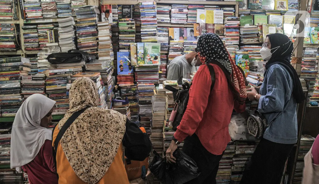 Warga saat memilih buku pelajaran sekolah di Pasar Buku Kwitang, Jalan Kramat Raya, Kecamatan Senen, Jakarta Pusat, Minggu (17/7/2022). Memasuki Tahun Ajaran Baru penjualan buku sekolah di Pasar Buku Kwitang mengalami peningkatan hingga 60 persen dibandingkan tahun sebelumnya. (merdeka.com/Iqbal S Nugroho)