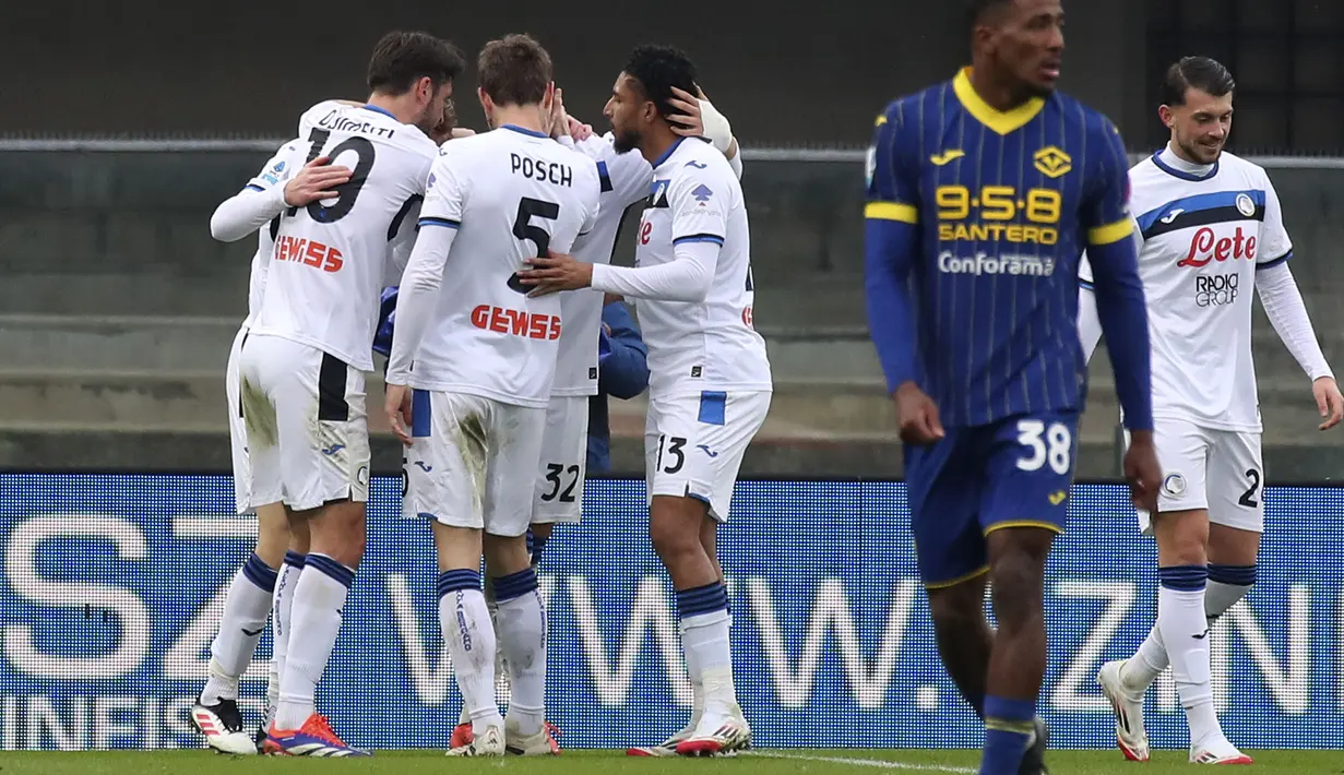 Pemain Atalanta merayakan gol yang dicetak oleh Mateo Retegui dalam laga lanjutan Liga Italia 2024/2025 melawan Hellas Verona di Marcantonio Bentegodi Stadium, Verona, Italia, Sabtu (09/02/2025). (AP Photo/LaPresse/Paola Garbuio)