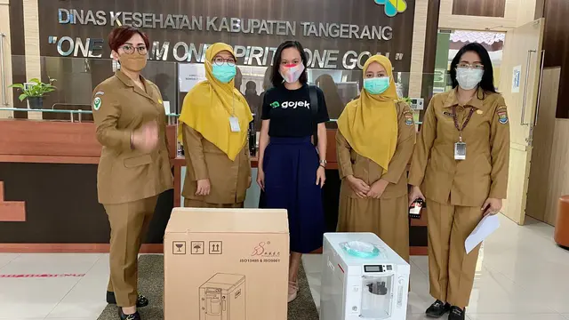 10 konsentrator oksigen untuk Kabupaten Tangerang diterima langsung oleh dr. Bulan M. Tobing mewakili Kepala Bidang Pelayanan Kesehatan, Dinas Kesehatan Kab Tangerang (Dok. GoTo)