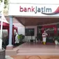 Kantor Bank Jatim Cabang Tuban disemprot disinfektan. (Ahmad Adirin/Liputan6.com)