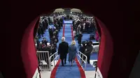 Mengapa Presiden AS Meletakkan Tangan di Atas Alkitab Saat Pelantikan?