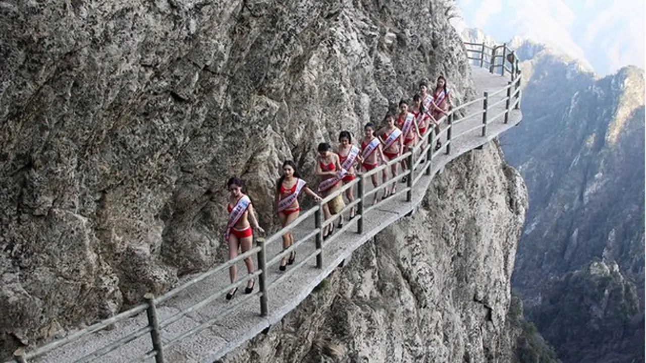 Unik, Kontes Bikini di Puncak Gunung
