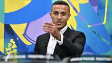 Mantan pemain Spanyol, Thiago Alcantara, memberi isyarat di atas panggung saat pengundian play-off babak gugur Liga Champions UEFA 2024-2025 di House of European Football di Nyon, pada 31 Januari 2025. (Fabrice COFFRINI/AFP)