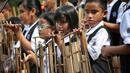 Para siswa penyandang disabilitas memainkan angklung saat Perayaan 50 Tahun Persatuan Tuna Netra Indonesia (Pertuni) 2016, Jakarta, Minggu (31/1/2016). Djarot mendukung para penyandang tunanetra agar dapat bersekolah. (Liputan6.com/Faizal Fanani)