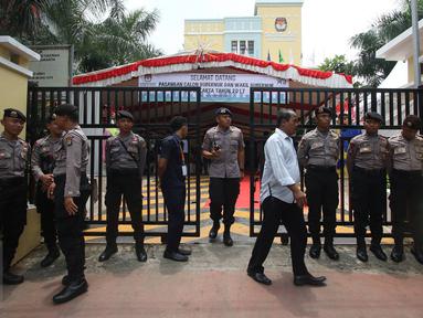 Petugas kepolisian berjaga di depan Kantor KPUD DKI Jakarta, Rabu (21/9). 364 personel gabungan dari Polda Metro dan Polres Jakpus disiagakan untuk mengamankan pendaftaran calon gubernur dan wakil gubernur Pilgub DKI 2017. (Liputan6.com/Immanuel Antonius)