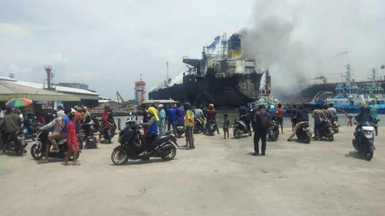 Kapal tanker terbakar di Belawan
