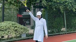 Mencoba serunya olahraga tennis lapangan yang cukup banyak digemari para selebriti. Melody bermain bersama sahabatnya dengan tampil berbusana sporty nan panjang. Terkadang ia tetap memakai hijab atau hoodie dan menutup bagian kepalanya. (Liputan6.com/IG/@melodylaksani92)