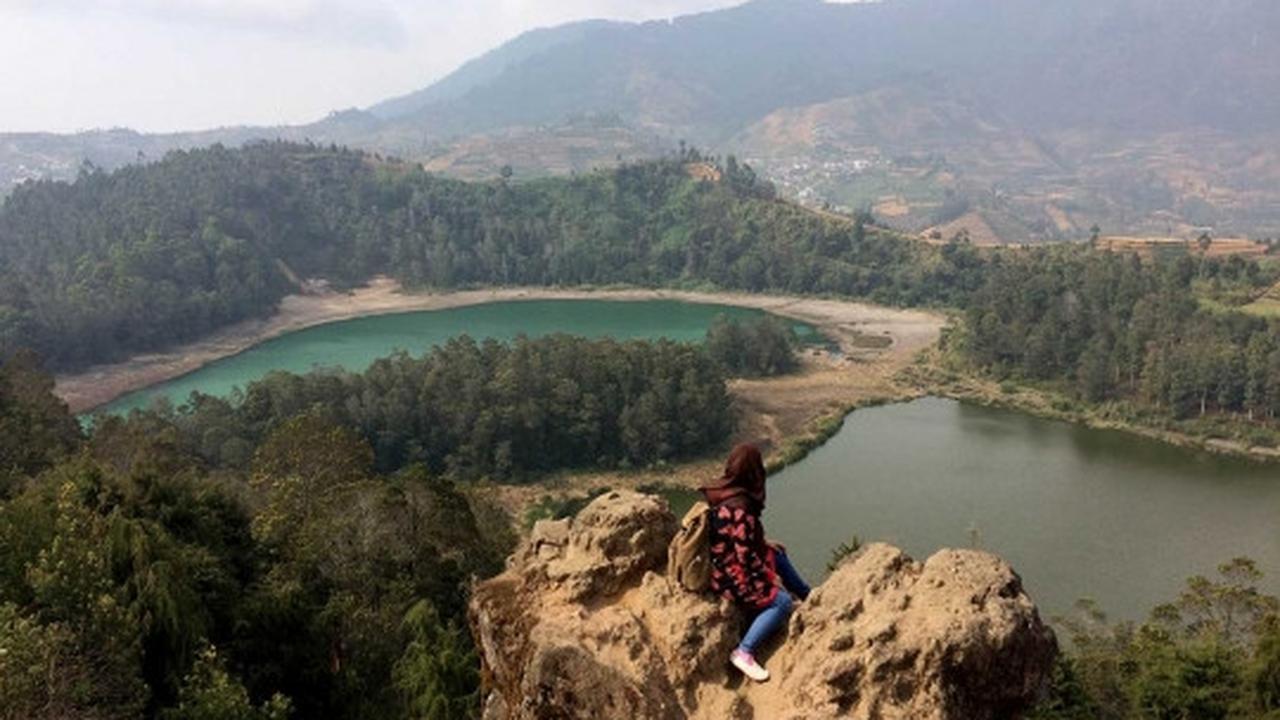Melihat panorama Telaga Warna Dieng di tengah kemarau
