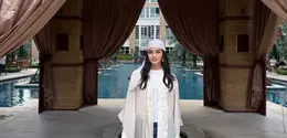 Hal ini juga terlihat dari gaya aktris Indonesia Ririn Ekawati yang membagikan potret kebersamaannya saat bukber dengan tampilan modest yang stylish. [@ririnekawati].