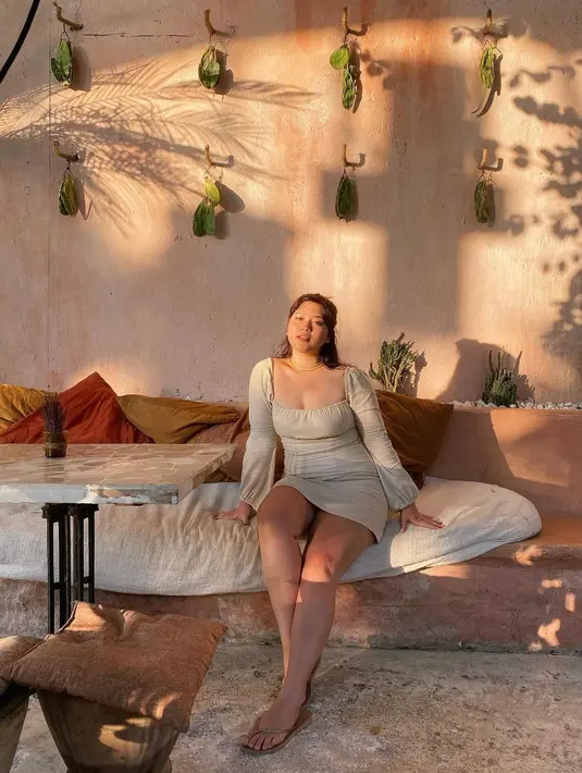 Korean vintage dress berwarna cream adalah comfy dress yang dapat kamu gunakan saat sedang mengunjungi cafe hits di Bali, lho. (instagram/sarahayu_)